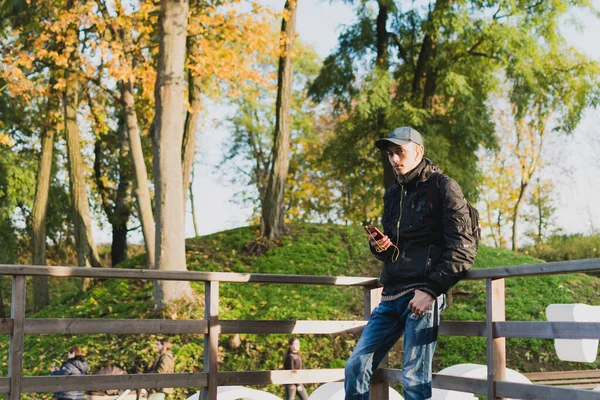 Een Jonge Man Met Een Rugzak Tijdens Het Reizen Het — Stockfoto