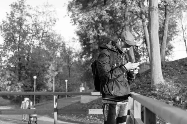 Young Guy Backpack While Traveling Park Listening Music Black White — Stock Photo, Image