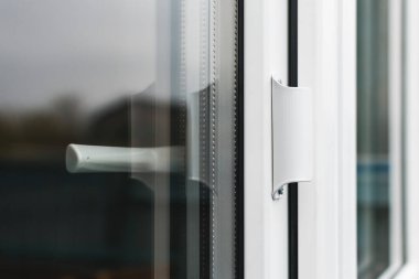 Yeni beyaz plastik kapının iç ve dış kulpları