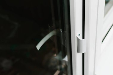 Yeni beyaz plastik kapının iç ve dış kulpları