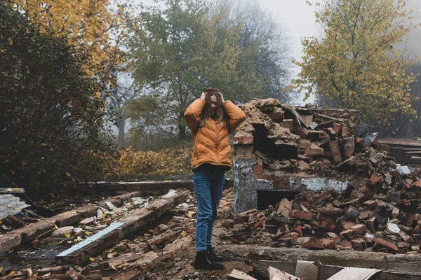 Młoda Dziewczyna Płacze Nad Spalonym Zniszczonym Prywatnym Domem — Zdjęcie stockowe