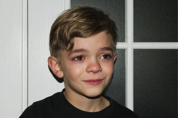 茶色い目をした男の子が怒りながら泣いている 頬を涙が流れている — ストック写真