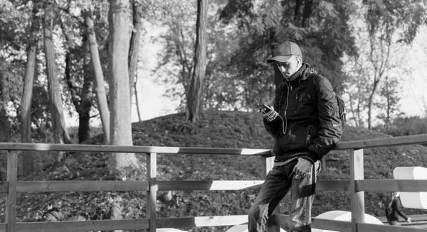 Egy Fiatal Srác Hátizsákkal Parkban Zenehallgatás Közben Fekete Fehér Kép — Stock Fotó