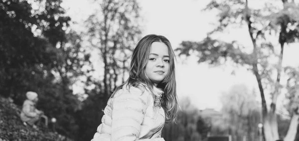 公園の少女の黒と白のイメージ 柔らかい日差しの中で軽いジャケットを着た若い女性 — ストック写真