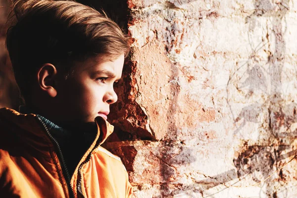 Ένα Μικρό Αγόρι Κοιτάζει Μέσα Από Ένα Παλιό Παράθυρο Κάγκελα — Φωτογραφία Αρχείου