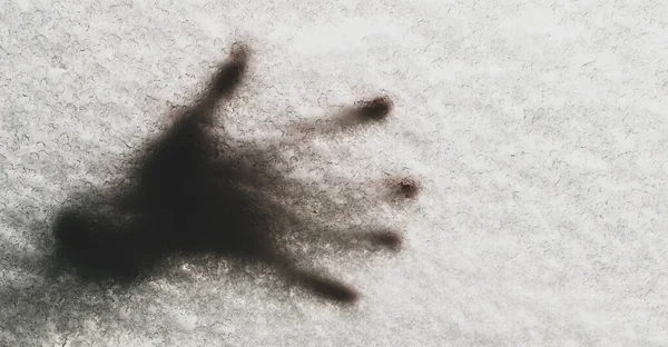 Handafdrukken Een Met Sneeuw Bedekte Autoruit Winter Koud Weer — Stockfoto