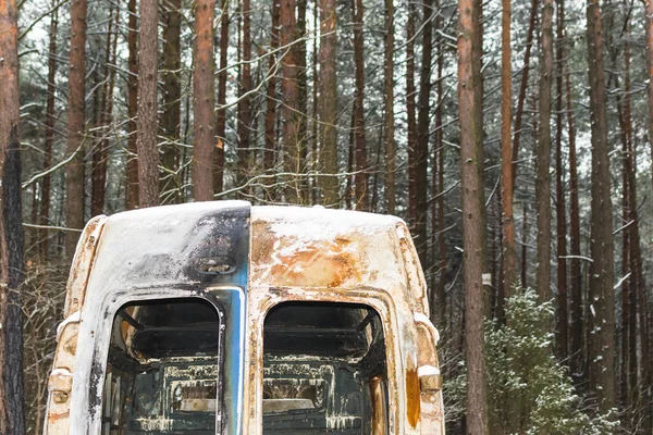 Minifourgon Urgence Incendié Trouve Près Forêt Hiver Peinture Éplucher Rouille — Photo