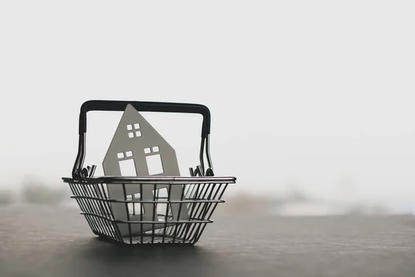 Pequeña Casa Metal Blanco Una Cesta Decorativa Productos Básicos — Foto de Stock