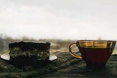 Pastanın renkli görüntüsü ve dekoratif arka planda limonlu bir fincan çay.