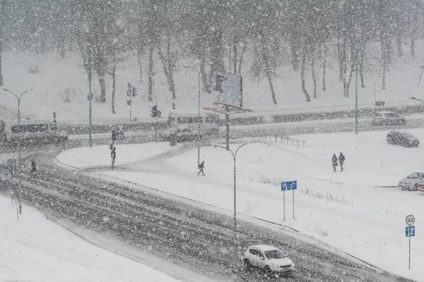 大雪纷飞的景象 城市中一个十字路口的景象 — 图库照片