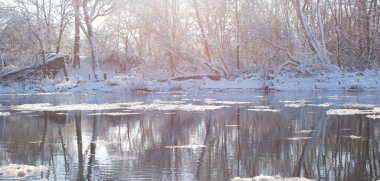 Güneşli bir günde nehirde eriyen buz ve kar.