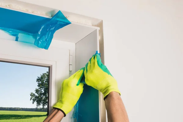 Usta yalıtımlı beyaz panellerden pencereler için plastik yamaçlar yapar