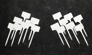  Dekoratif arka planda küçük beyaz plastik işaretler kolajı