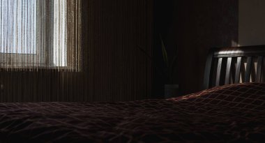 Yatak odasının penceresinde dekoratif tül ve perdeler