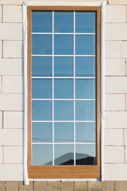 Yapım aşamasında olan yeni bir binanın çift camlı penceresinin içinde beyaz bölümleri olan klozetli plastik pencere.