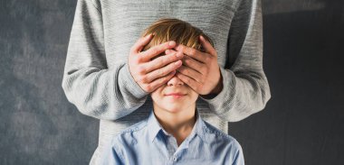 Büyük kardeş ellerini genç adamın gözlerinin üstüne koydu.