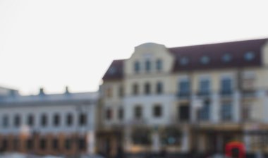 Şehrin merkez bölgesindeki çeşitli binaların bulanık bir görüntüsü
