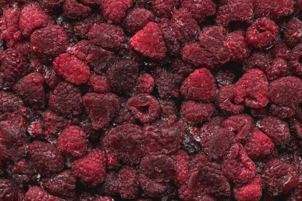 Kendi sularında donmuş ahududu sürüsü.