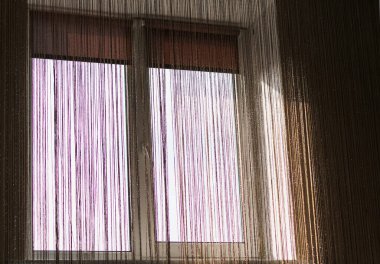 Yatak odasının penceresinde dekoratif tül ve perdeler