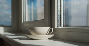 Plastikten yapılmış açık pencerenin yanındaki pencere pervazında