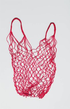 Açık arkaplanda kırmızı renkli eski hasır gıda ağı