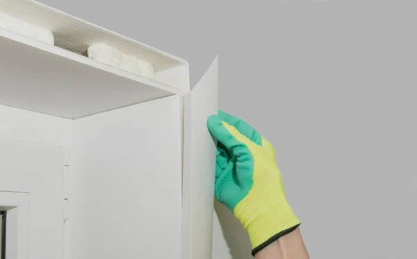 Usta yalıtımlı beyaz panellerden pencereler için plastik yamaçlar yapar