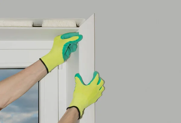 Usta yalıtımlı beyaz panellerden pencereler için plastik yamaçlar yapar