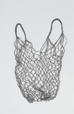 Açık arkaplanda gri renkli eski hasır gıda ağı