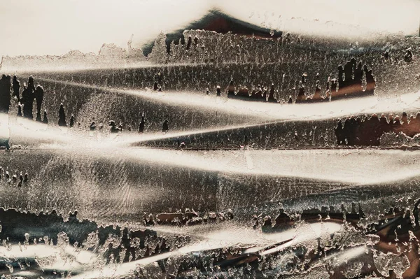 Parlak yemek kabı etiketinde tutkal kalıntısı var.