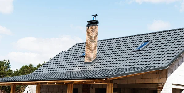 Nşaat Halindeki Yeni Bir Evin Metal Profilinin Çatısı Borusu Penceresi — Stok fotoğraf