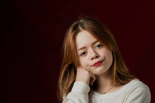 Portret Van Een Jong Meisje Met Geschilderde Lippen Een Witte — Stockfoto