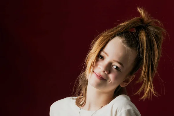 Portret Van Een Jong Meisje Een Witte Blouse — Stockfoto