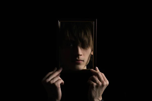 Retrato Joven Con Pelo Largo Sobre Fondo Muy Oscuro — Foto de Stock