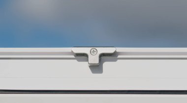 Uyumlu beyaz plastik bir pencere çerçevesinin parçası