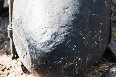 Kırık boyalı eski bir metal konteynır parçası.