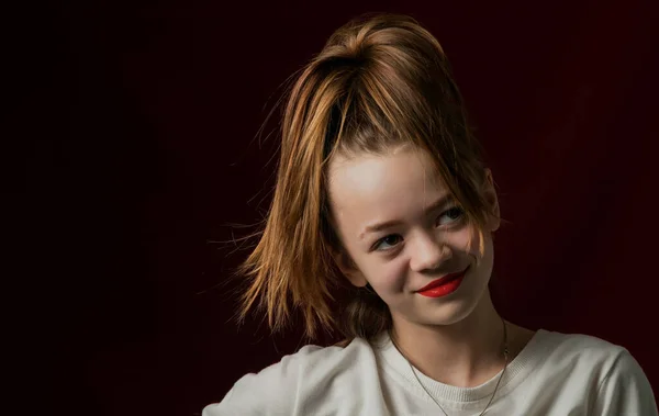 Imagem Retrato Uma Jovem Com Lábios Pintados Uma Blusa Branca — Fotografia de Stock