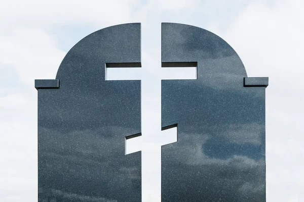 Ett Fragment Mörk Granitgravsten Graven Form Ett Ortodoxt Kors — Stockfoto
