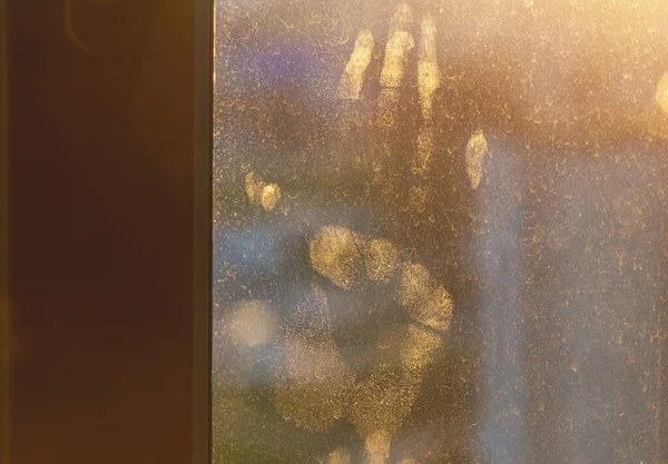 Ένα Αποτύπωμα Χεριού Στο Βρώμικο Γυαλί Του Πλαστικού Παραθύρου — Φωτογραφία Αρχείου