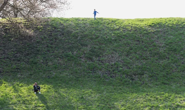 Kleine Kinderen Lopen Grote Heuvel Het Oude Fort — Stockfoto