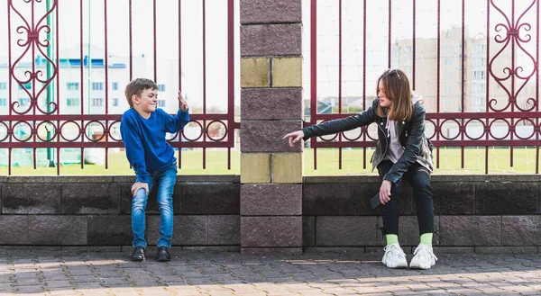 Een Kleine Jongen Zijn Oudere Zus Zitten Bij Een Metalen — Stockfoto