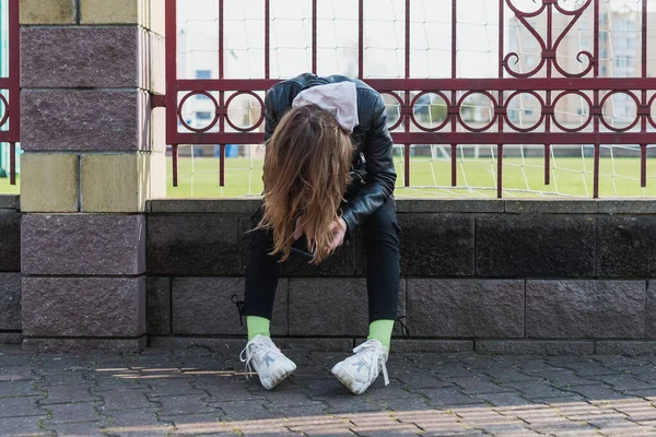 Een Jong Meisje Draagt Een Bril Een Leren Jas Zit — Stockfoto