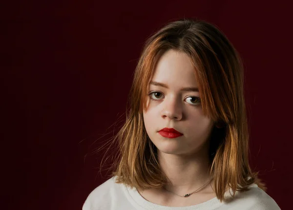 白いブラウスに描かれた唇を持つ若い女の子の肖像画 — ストック写真