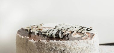 Çikolatayla kaplı tatlı bir pasta şeklinde bir şekerleme ürünü.