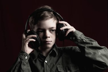 Kulaklıkla müzik dinleyen küçük bir çocuğun renkli görüntüsü.