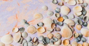 Dekoratif bir arka planda farklı boyutlarda mermilerin olduğu bir hayat.