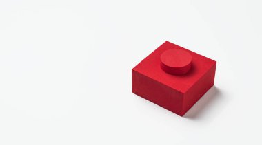 Kırmızı düğme şeklinde köpük kauçuktan yapılmış geometrik şekiller.