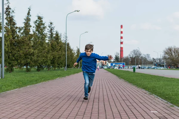 Een Jongetje Loopt Een Baan Stad Vlakbij Het Park — Stockfoto