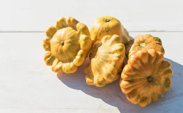 Des Courges Sont Sur Table Dans Jardin Légumes Sont Jaunes — Photo