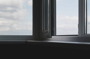 Yeni plastik pencere, yazlık manzaralı ev saplı.