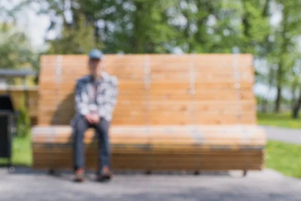 Een Wazig Beeld Van Een Stadspark Zomer Man Rust Een — Stockfoto